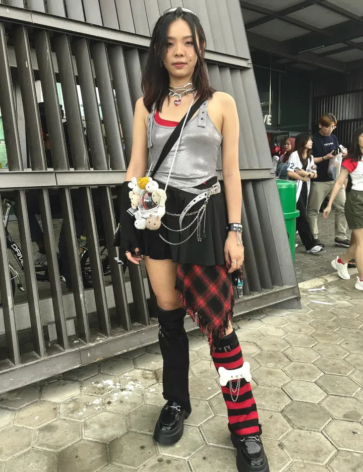 Stray Kids Singapore Concert 2024 Street Style Stay wearing plaid shirt