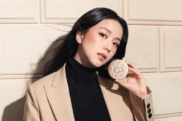 jisoo holding Dior Forever Nude Filter setting powder