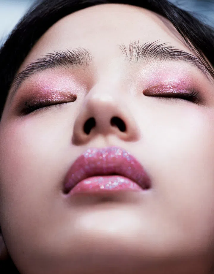 minji njz wearing camelia futura makeup