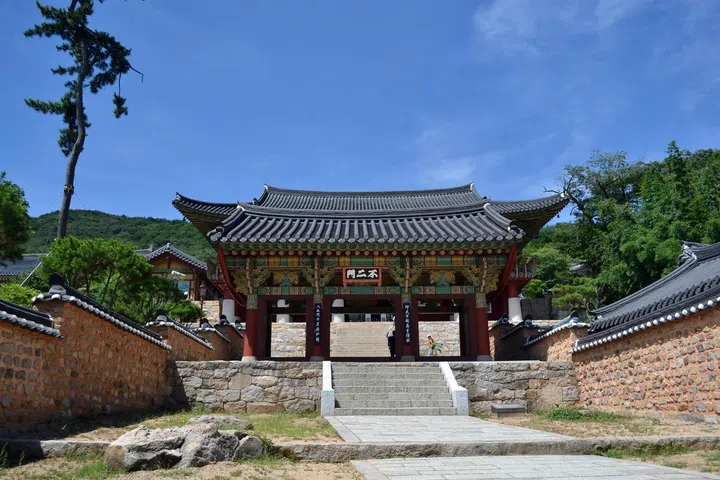 The entrance gate around Beomeosa Temple.