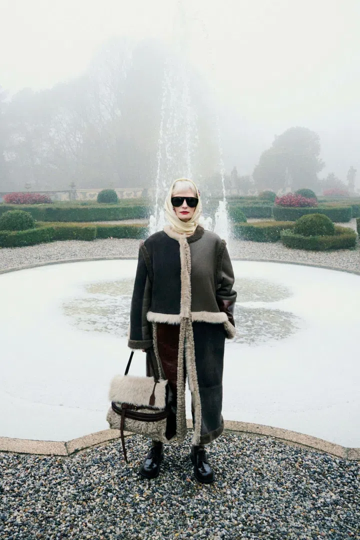 moschino pre-fall 2025 scarf headscarf runway granny scarf granny core