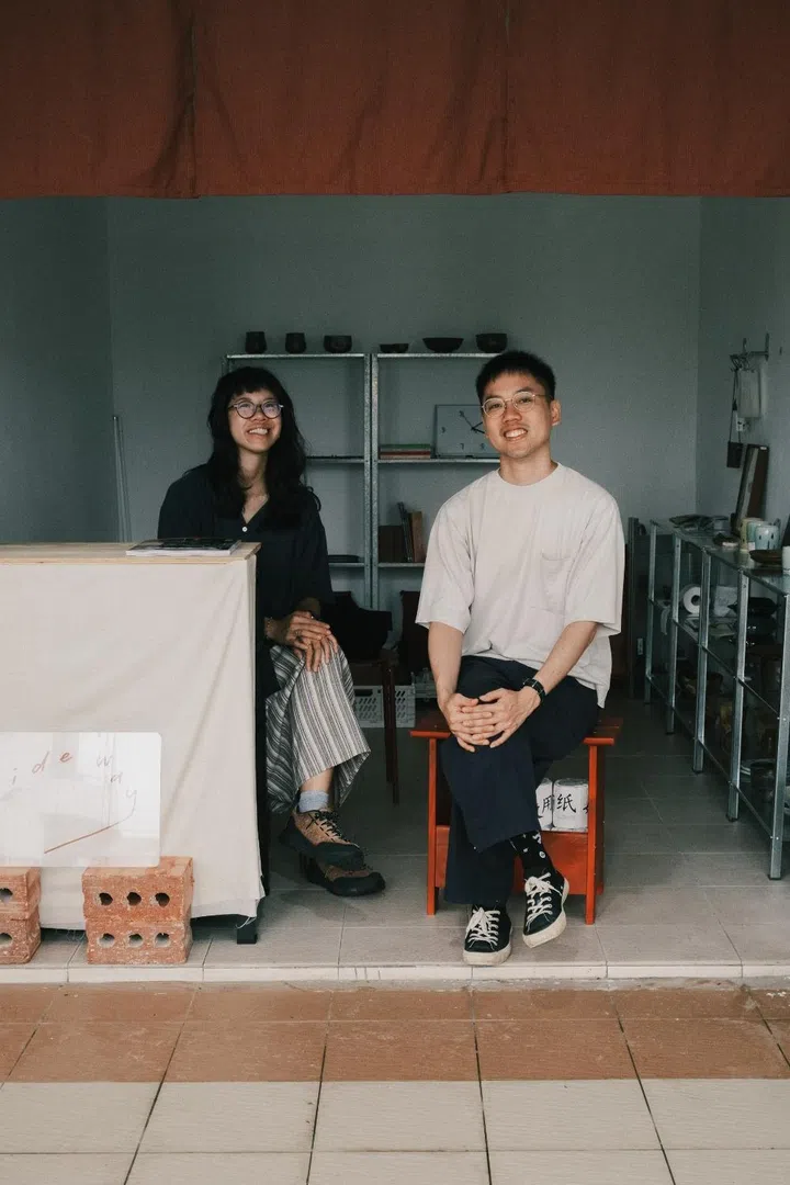 sideway-tiong-bahru-market-pottery-display-singapore