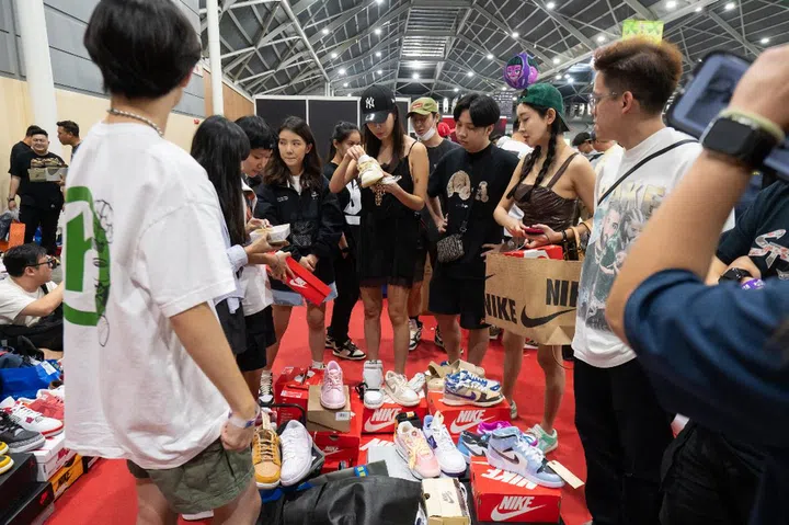Sneaker Con SEA sell sneakers