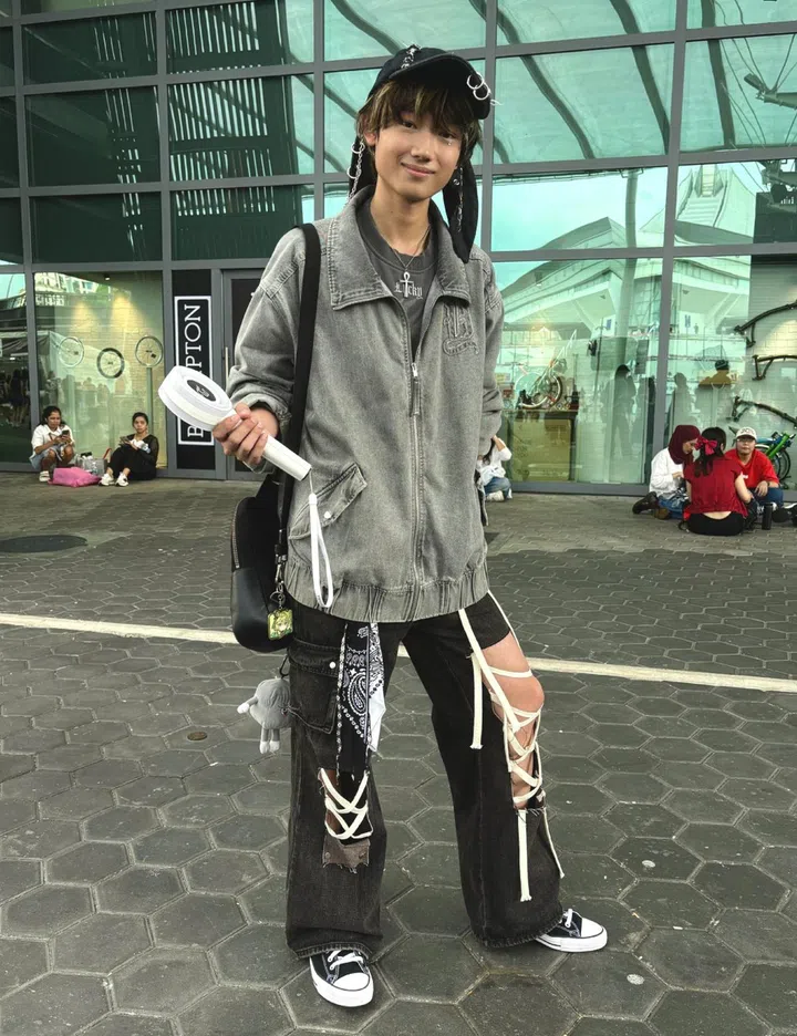 Stray Kids Singapore Concert 2024 Street Style Stay wearing grey sweater