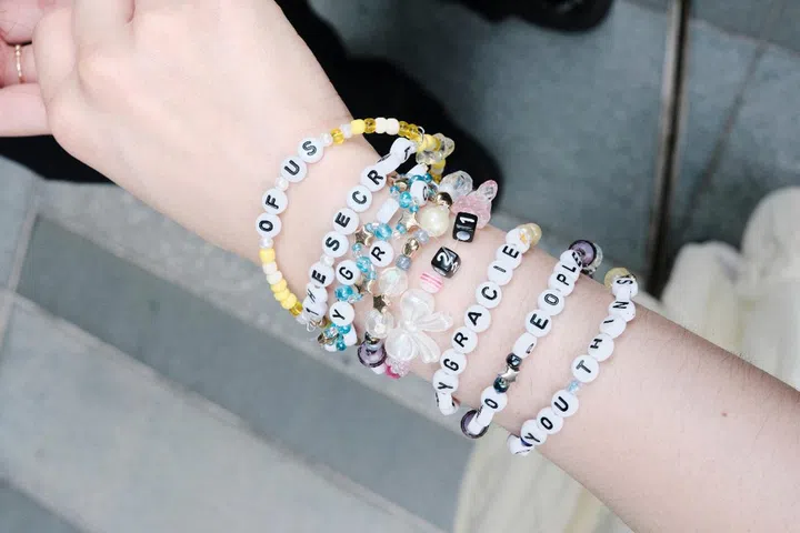 gracie abrams bracelet singapore sg concert outfit