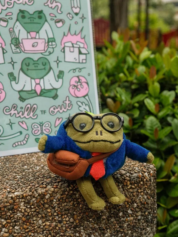 rissaartt arissa rashid designer singapore robert the corporate frog