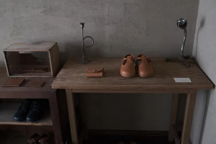 singapore artisan chin shiying’s desk in kyoto