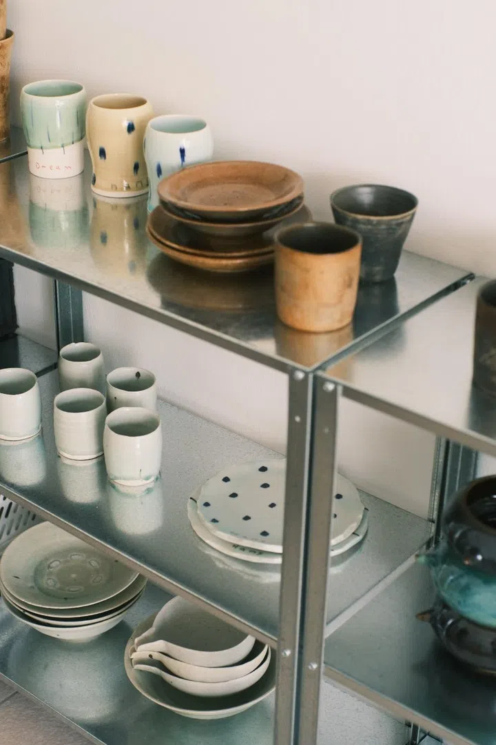 sideway-tiong-bahru-market-pottery-display-singapore