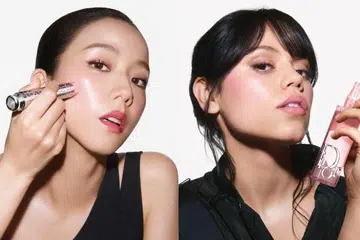 blackpink jisoo and jenna ortega dior backstage glassy glow stick and airflash mist