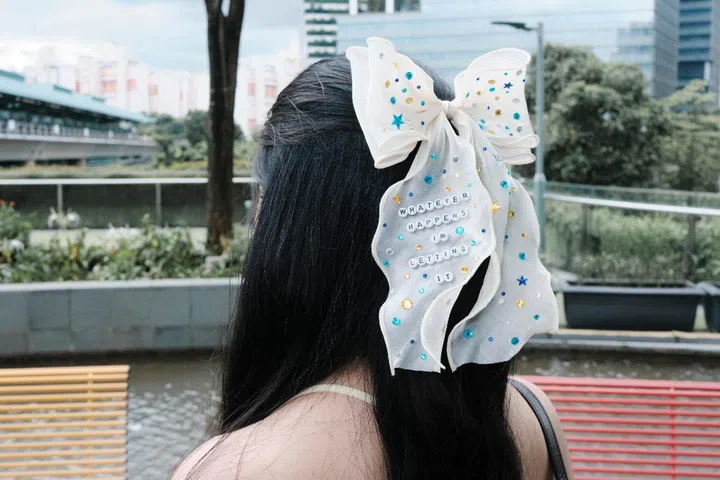 hair bow ribbon gracie abrams singapore sg concert outfit Let It Happen