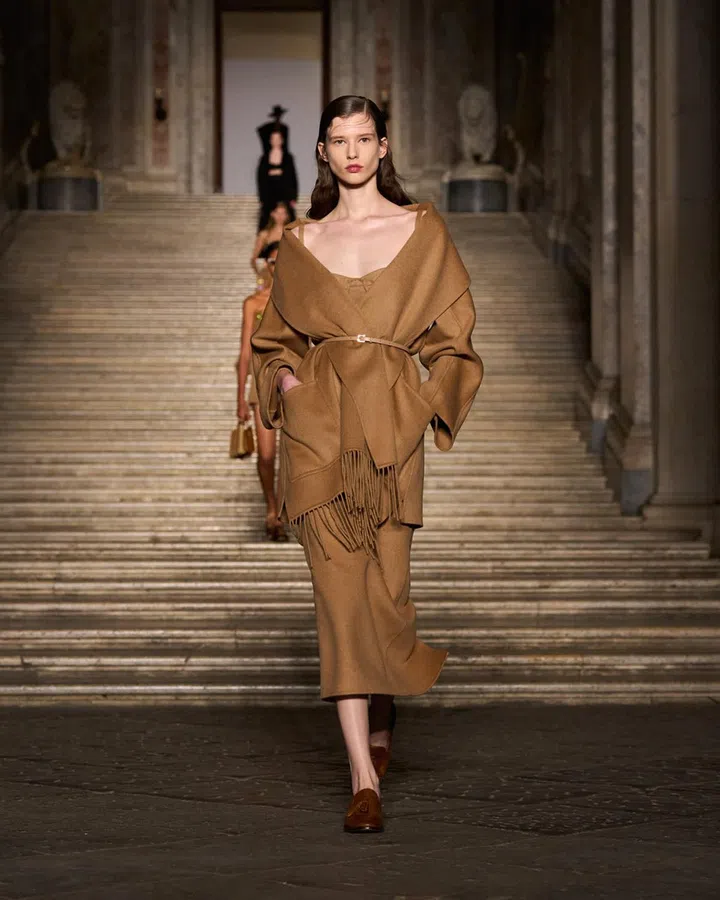 The Resort 26 coat we’ll be dreaming about: slouched, sensual, and softly undone – all in Max Mara’s signature caramel cashmere. Credit: Max Mara