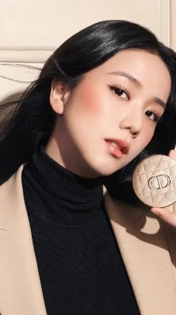 jisoo holding Dior Forever Nude Filter setting powder