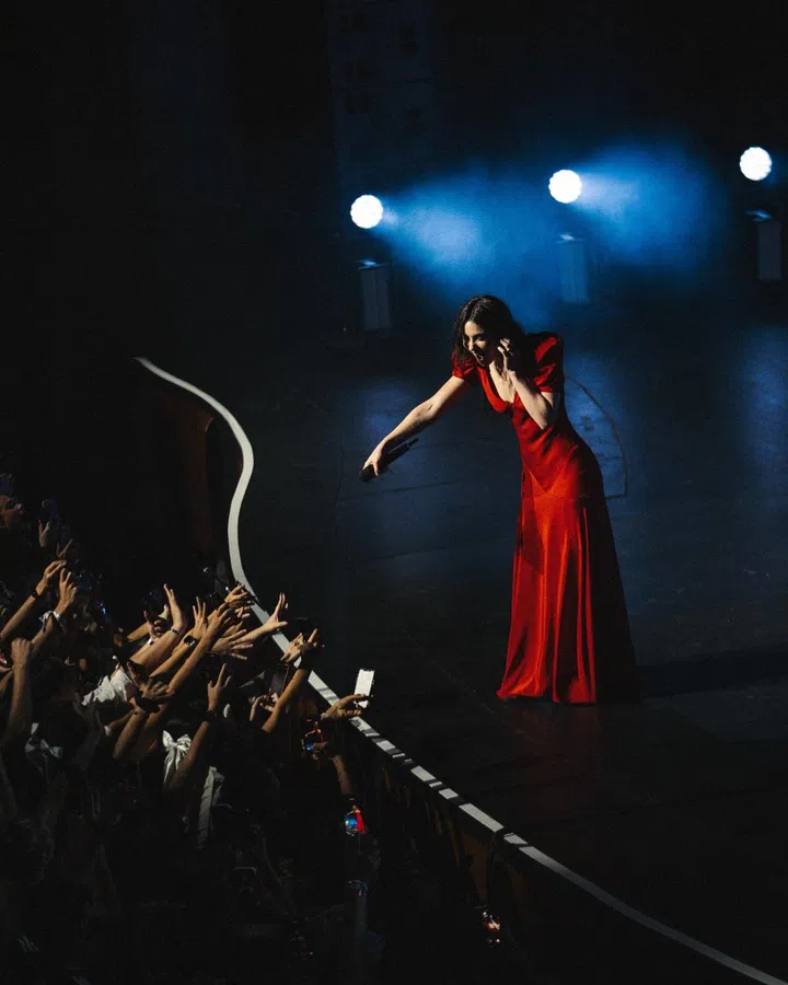 gracie abrams singapore sg concert performance