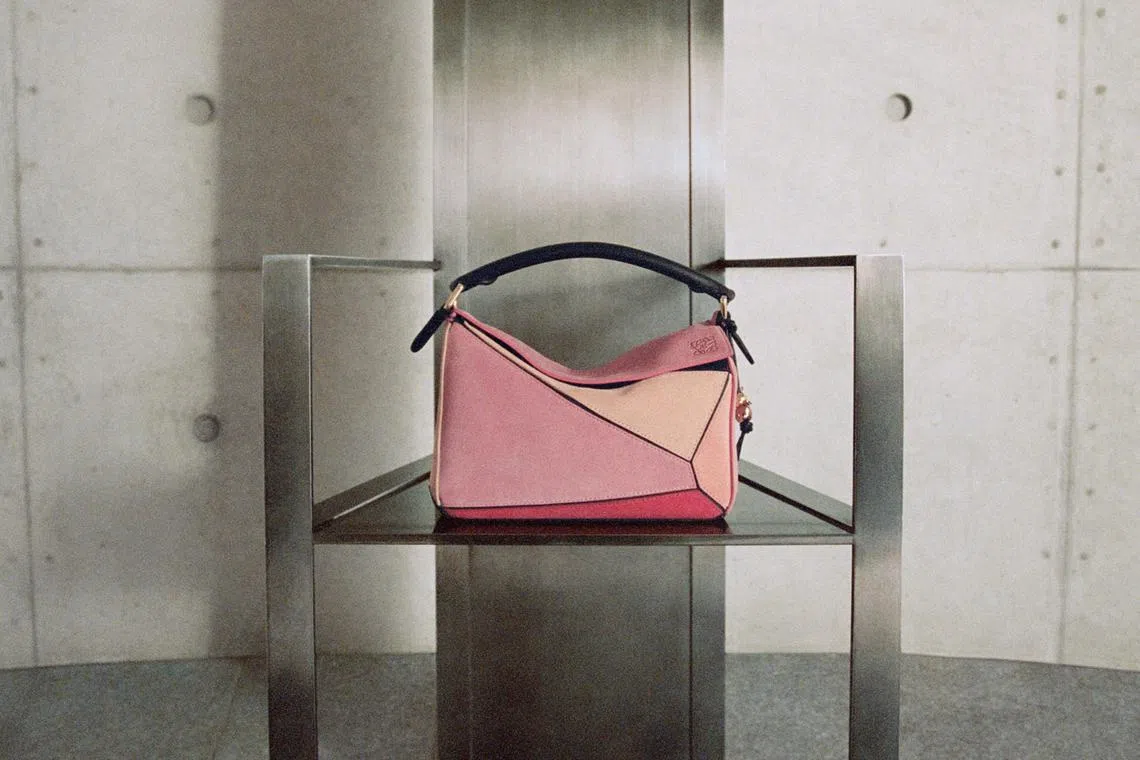 LOEWEバック オシャレで収納しやすいLOEWEのゲートトップハンドルバッグ │ 吉祥寺