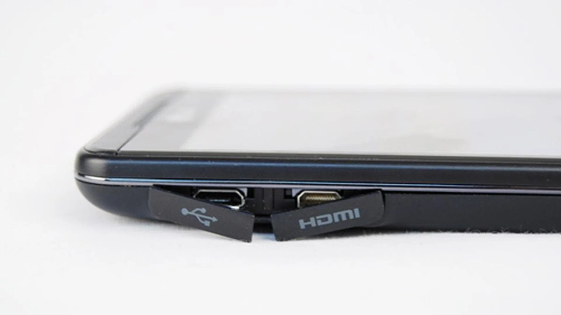 On the left profile, you will find both micro-USB and HDMI ports. These are protected by plastic caps that can easily be pried open. Because the micro-USB port is often utilized, we found that the constant removal and fixing of the cover can get slightly tedious. Perhaps a sliding cover would have been more useful here.