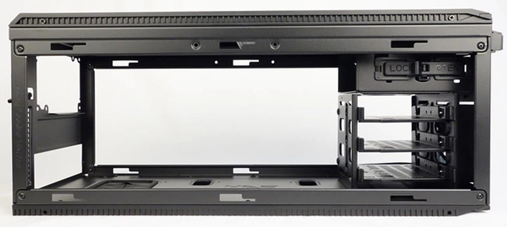 The roomy interior of the HAF 915R; it is able to accomodate a graphics card with a maximum length of 14.17 inches (360mm).