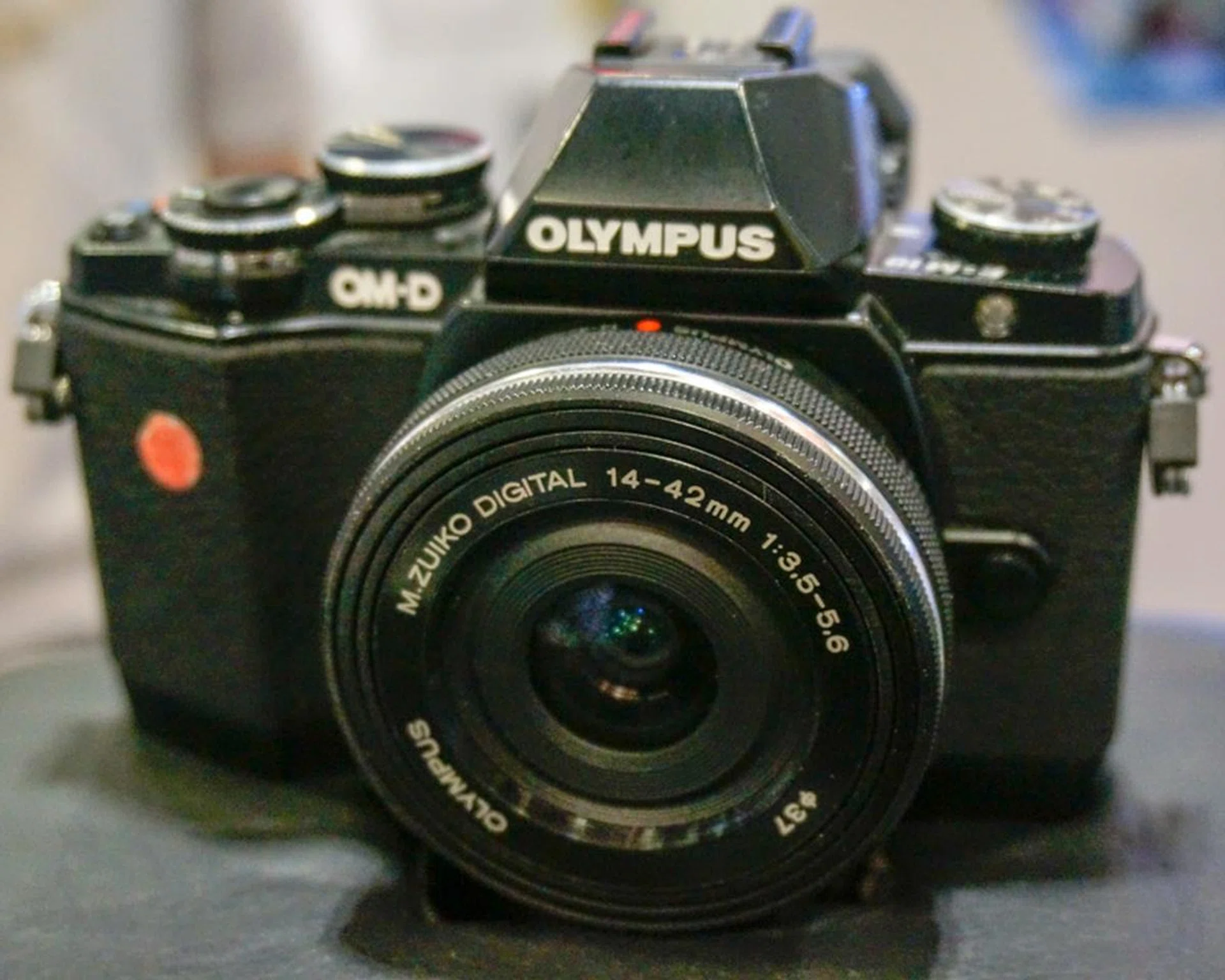 Otherwise, look at the OM-D EM-10. It’s also a 16-megapixel interchangeable lens camera, but it features 3-axis image stabilization and integrated Wi-Fi for control by iOS and Android devices. The twin lens kit with 14-42 mm Pancake lens and 40-150mm is now going for S$1,098 with an additional battery, and automatic lens cap, a free 32GB SD card, a free 16GB SD card, an automatic lens cap, 3-month local extended warranty, and a product workshop. The first 20 customers per day also get a free 45mm f/1.8 lens. 