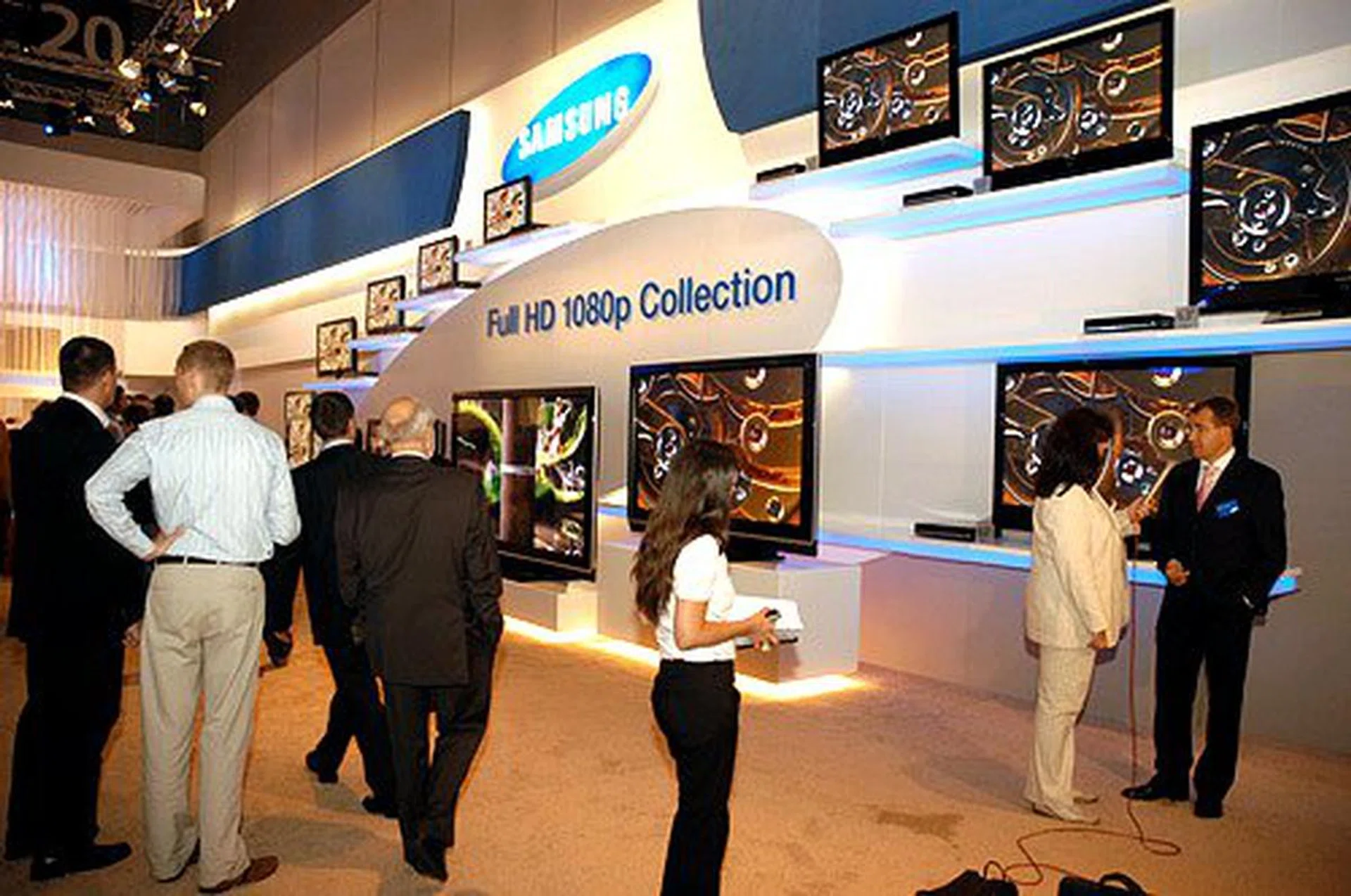 Among the existing Full HD Plasma and LCD TVs it already has, Samsung also showed 40" and 46" LCD models supporting Full HD resolution (1920 x 1080p). 