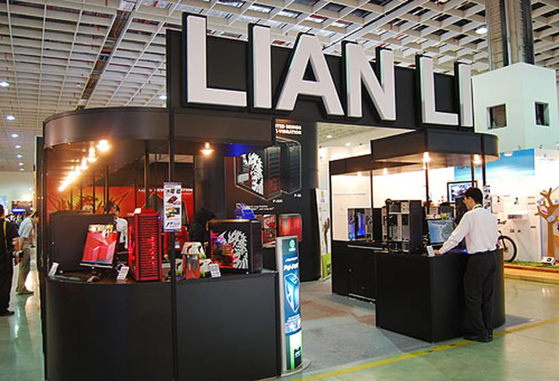  It's all about angular aluminum chassis at Lian Li's booth, where the vendor had a couple of new tool-free, anti-vibration designs.  