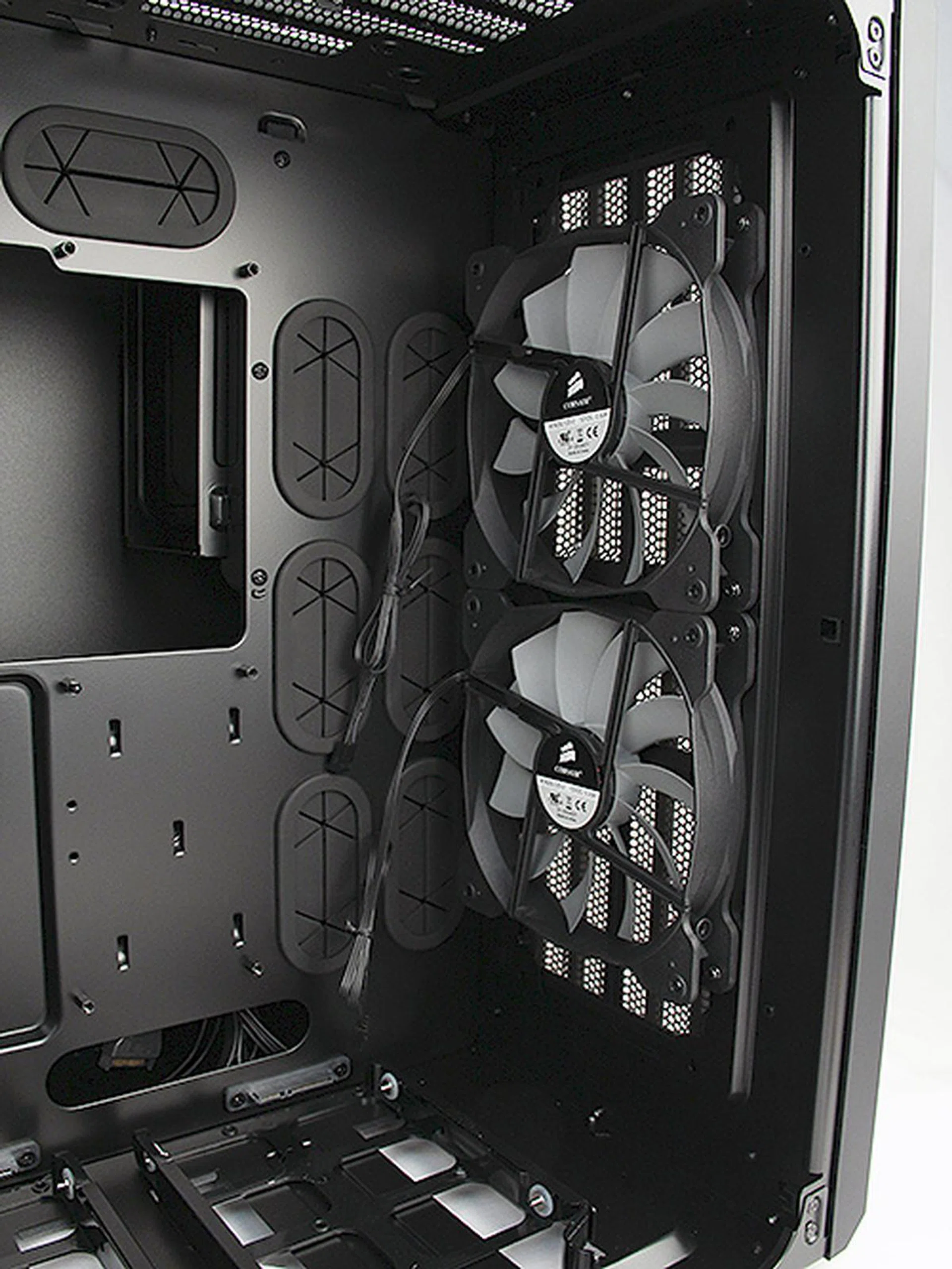 Since the drives are installed in the secondary chamber, the motherboard receives cool air directly from the two large 140mm intake fans.