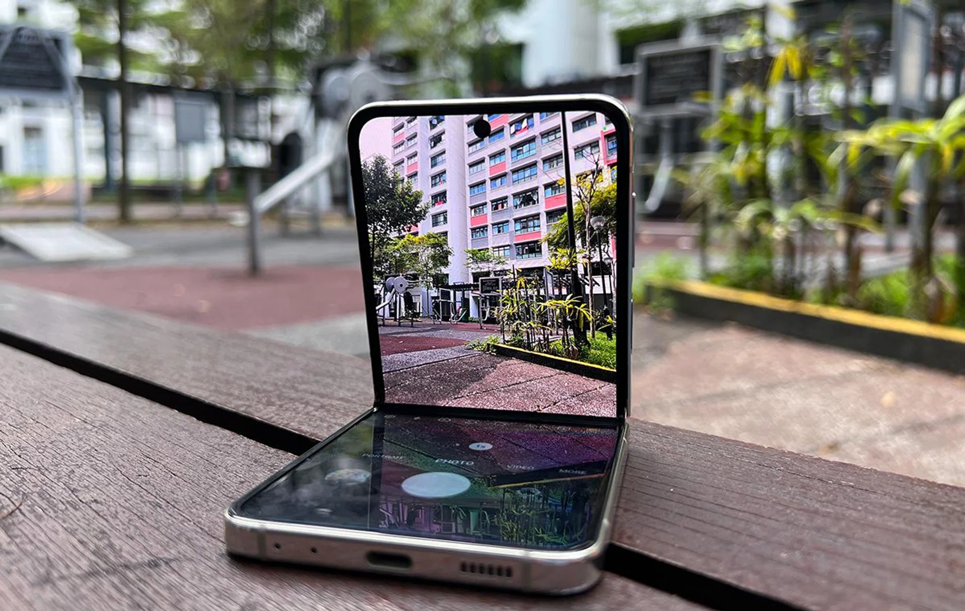 The Flexcam-styled viewfinder preview behind the lenses, using Samsung Galaxy Z Flip5.