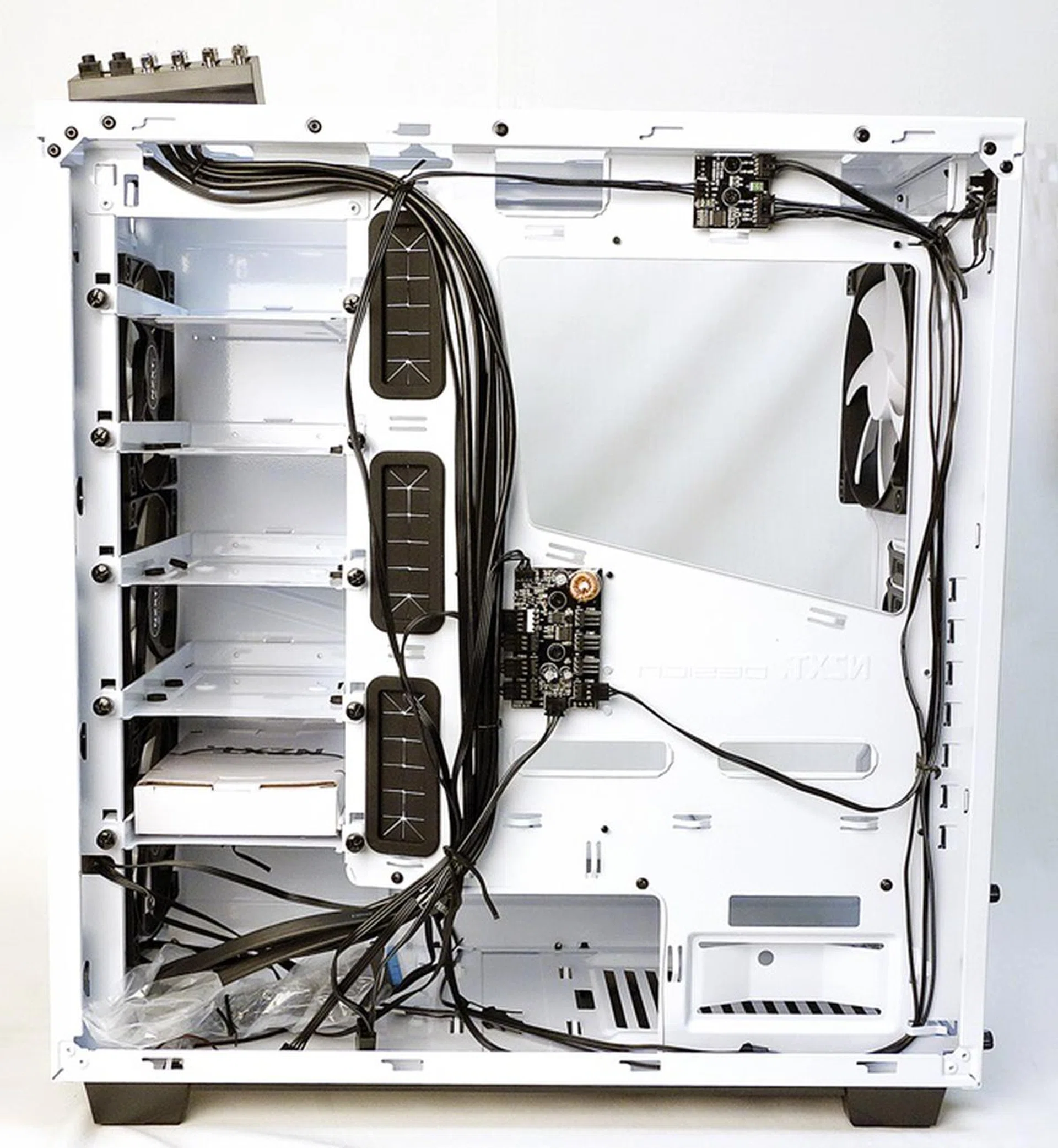 We can see the HDD mounting trays' facing are just the opposite of most casings.