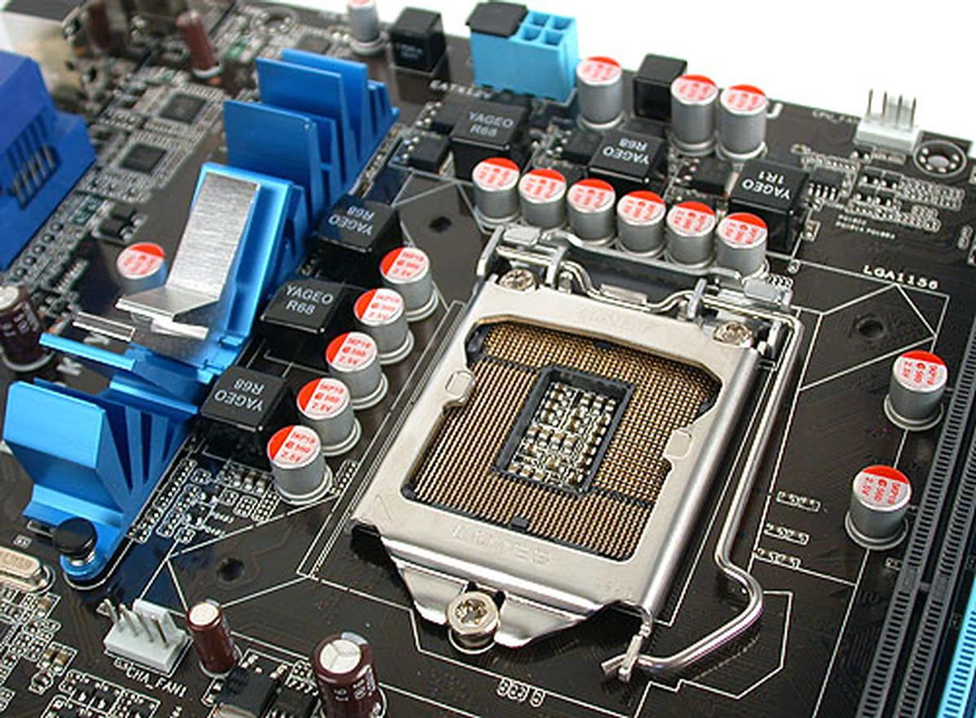 We haven't seen too many Intel H55 boards with large passive coolers and while we believe that these boards will run fine practically without any cooling, there's no harm having some to be safe like what ASUS has done here with a token heatsink inclusion.
