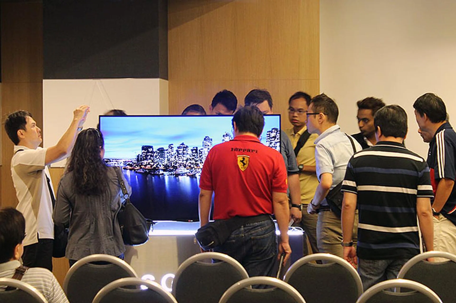 Besides a stunning picture, the 55EA9800 curved OLED TV has a carbon fiber-reinforced plastic back not common in other TVs, which explains why the attendees are crowding behind it.
