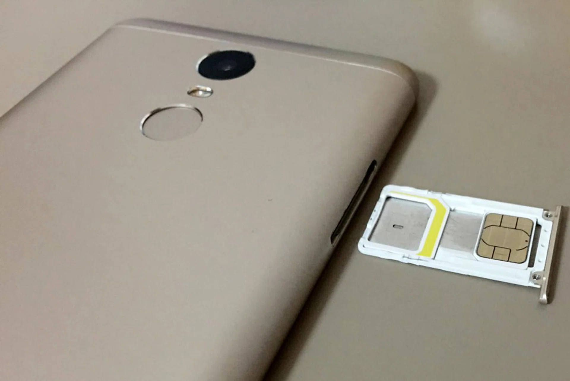 Micro-SIM support on SIM card slot 1 and nano-SIM support on SIM card slot 2.