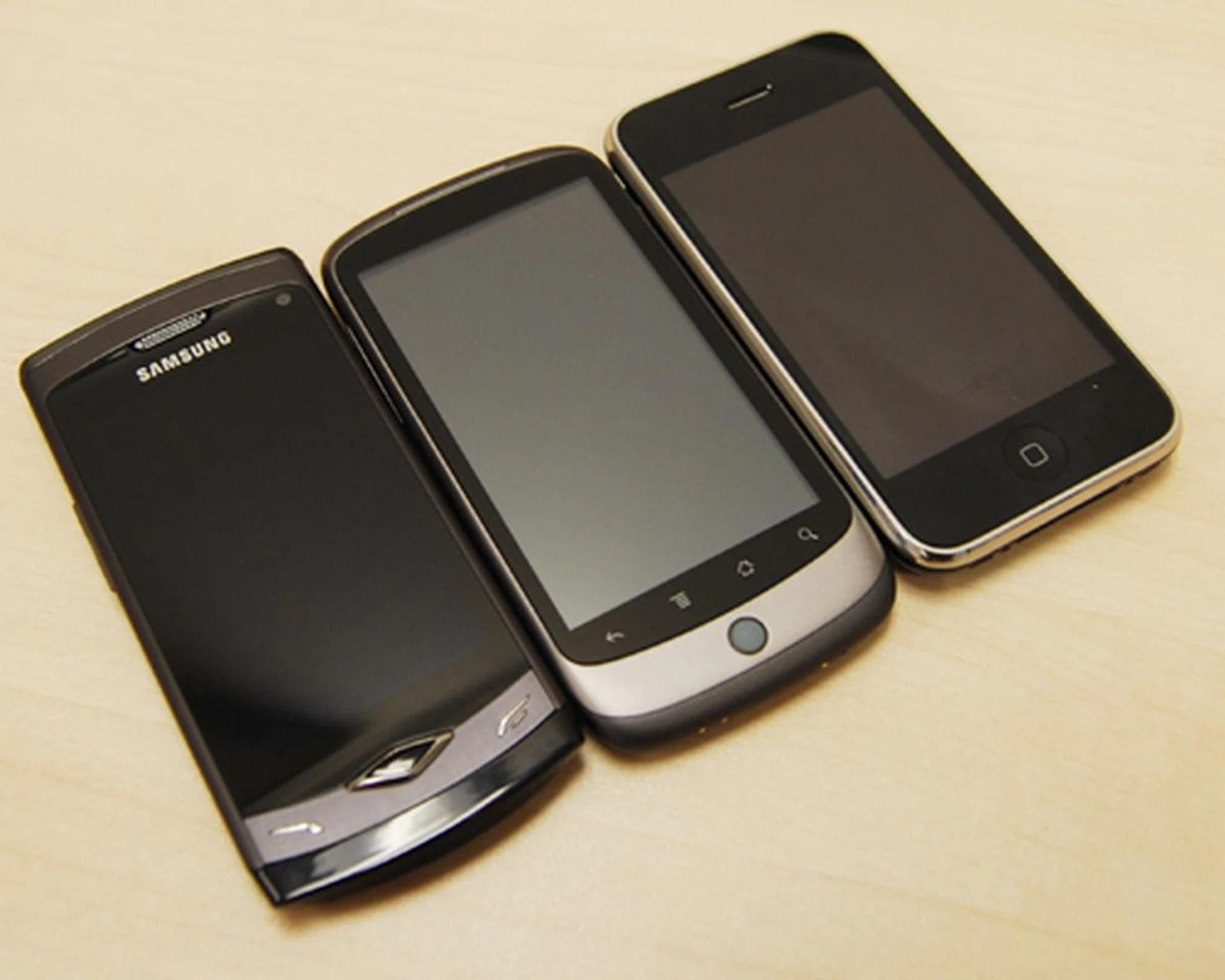 A side-by-side comparison of the Samsung Wave (left), Google Nexus One (center) and Apple iPhone 3GS (right). 