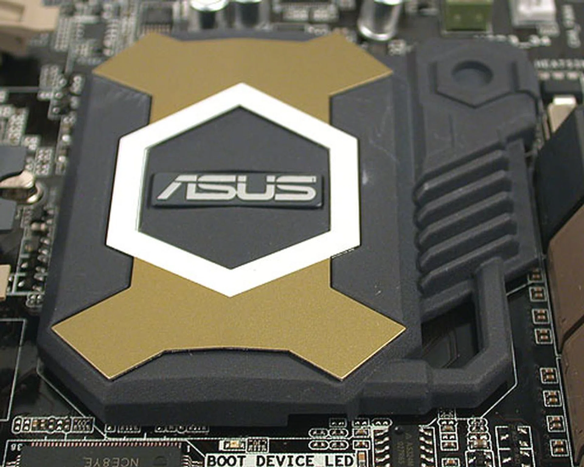 All the heatsinks, including this on the Southbridge, have ceramic origins and the surfaces feel rough.