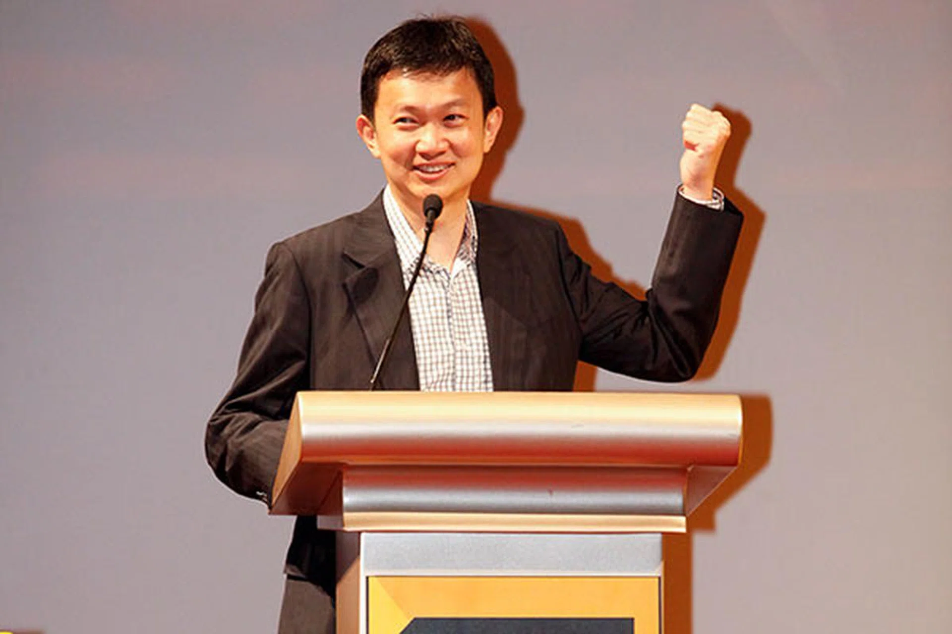 Here's the ever animated Dr. Jimmy Tang, Group Editor for HWM and HardwareZone.com.