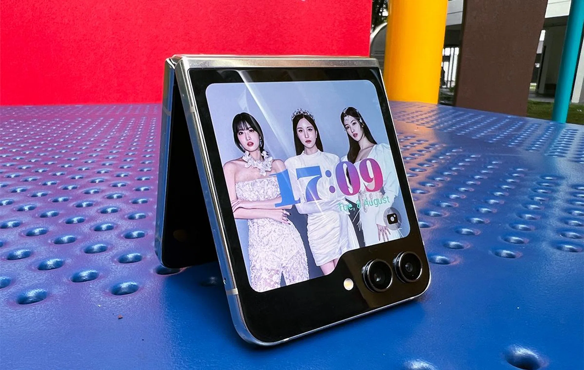 Flex Window just makes Galaxy Z Flip5's secondary display all around more useful and pleasant.