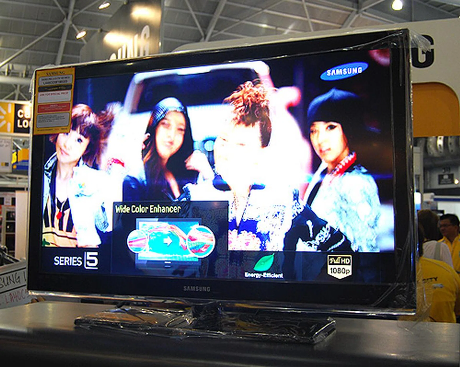 The 40-inch Samsung LA40C530 is a full HD LED TV going at $849. Also comes with free $50 Robinsons voucher and HDMI cable.