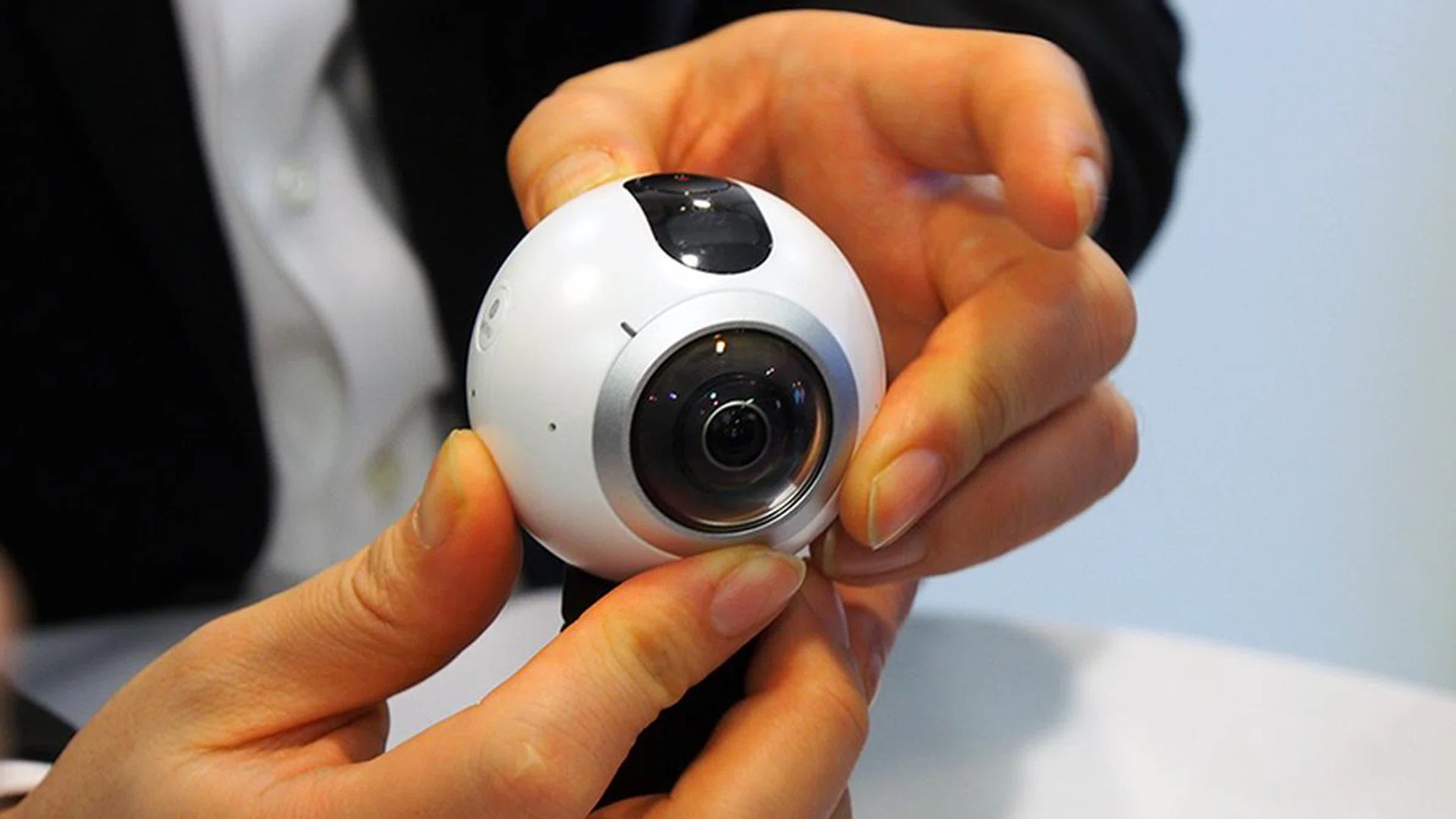 Samsung representative demonstrates how we should use the Gear 360.