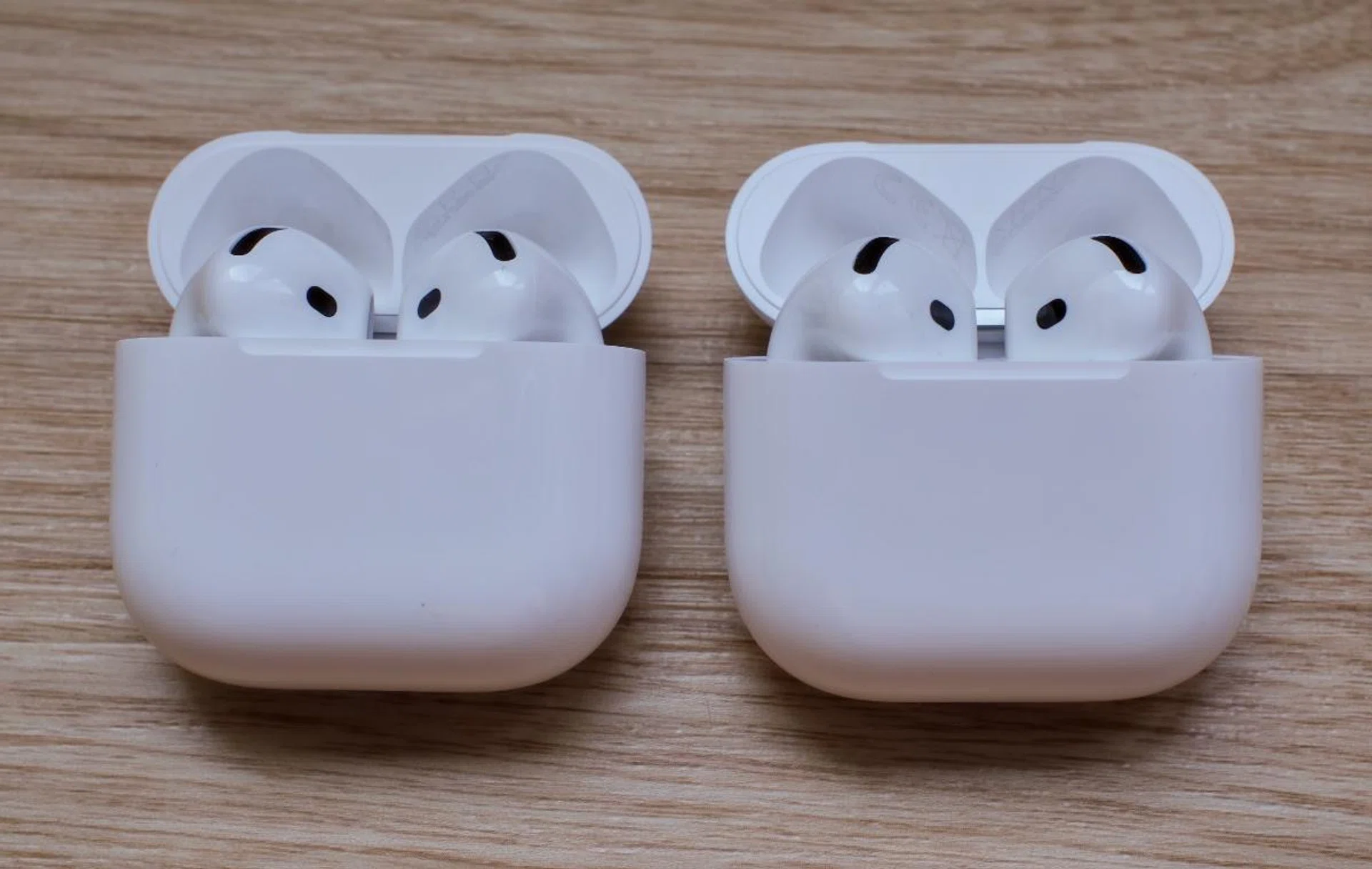 Regardless of which AirPods 4 model you get, the earbuds and charging case are almost identical. The charging case is also 10% smaller than the AirPods 3's. Photo: HWZ