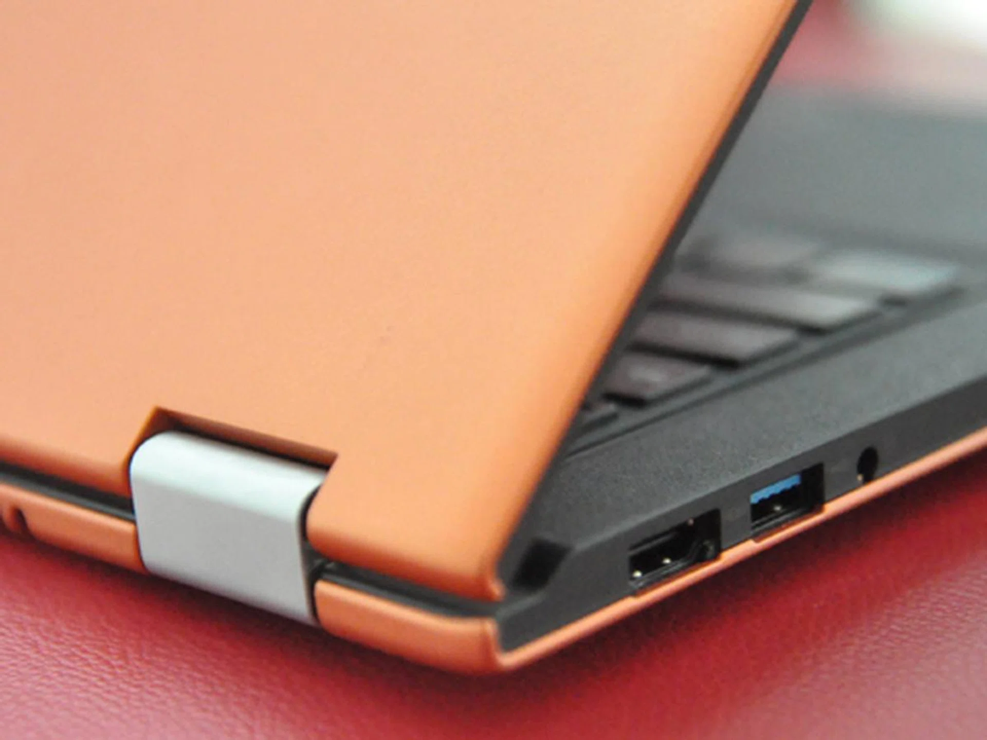 The Yoga may look like it's made of aluminum but it's not. The exterior is coated with a seemingly scratch resistant material that also gives a leathery feel. 