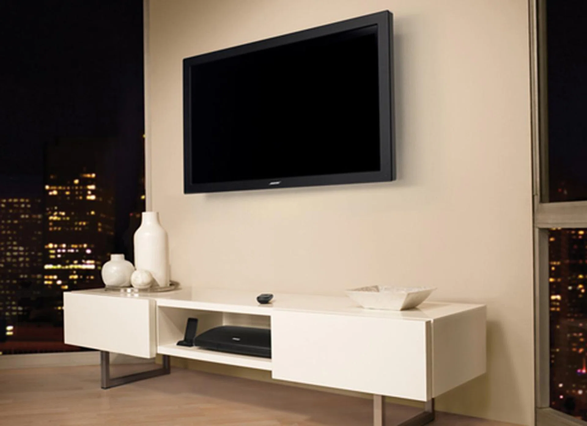 The VideoWave entertainment system is all about making things simple, and so it consists only of a 46-inch LCD screen with an integrated home theater sound system, a set-top box and the click pad remote.