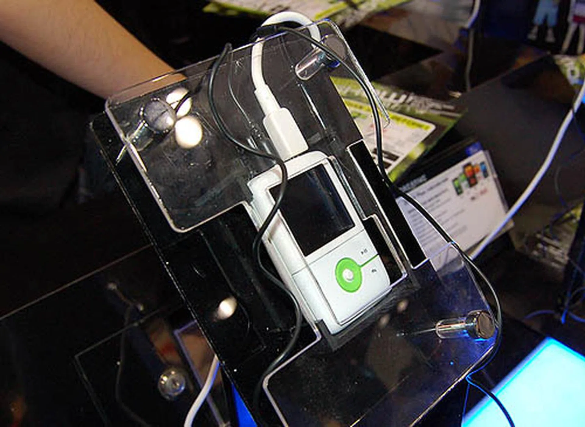  The ZEN V Plus has been updated with a new model that comes with a new design and capacity. The new model will come in Black or Blue with chrome joysticks and also have an 8GB capacity. The new Zen V Plus will be available for S$299.  