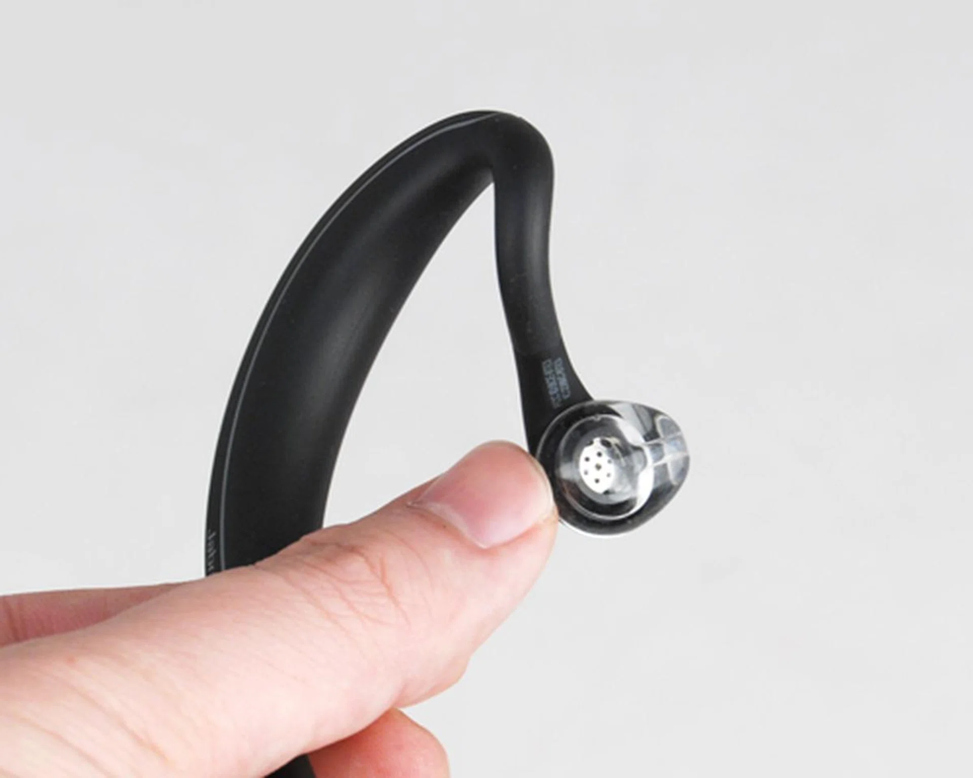 The flexible ear hook makes it easy to strap the Jabra Wave onto your ear.
