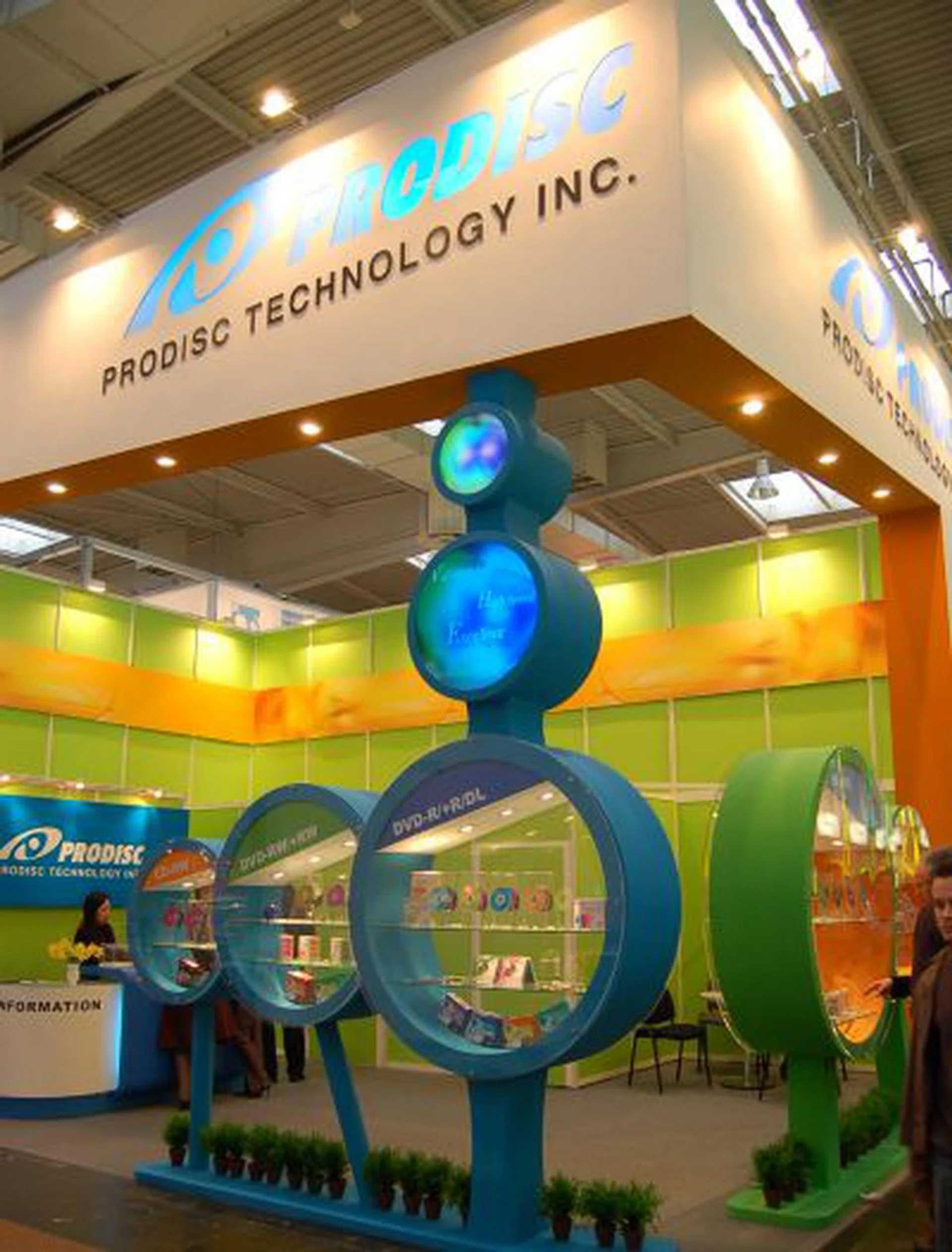  ProDisc was proudly displaying their next generation optical media for both HD DVD and Blu-ray in a very neat setting.  