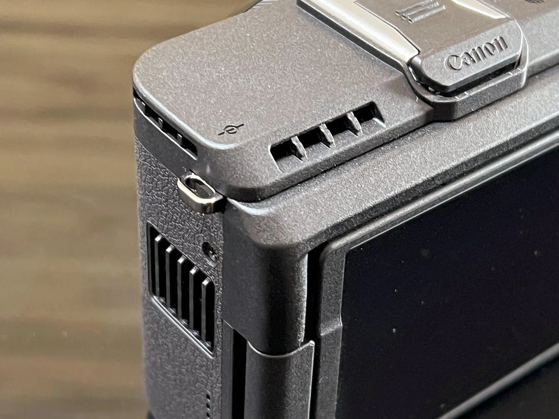 The Canon PowerShot V1 features a cooling fan - not something you find one in a camera. Photo: HWZ