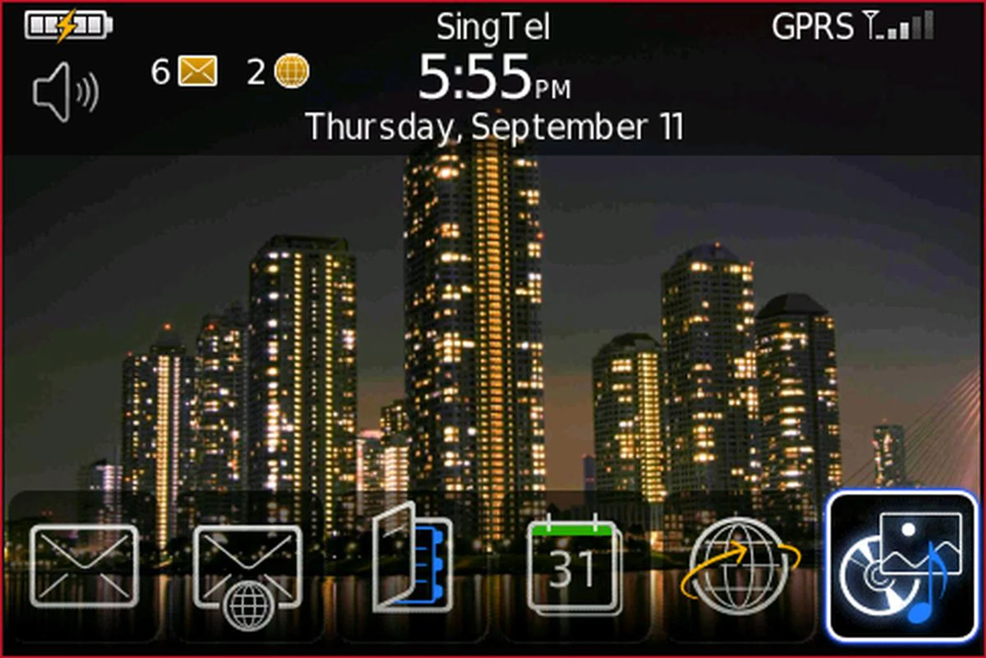 First impressions do matter, and the Bold definitely made a good one on us when it greeted us with this snazzy new Home screen interface.
