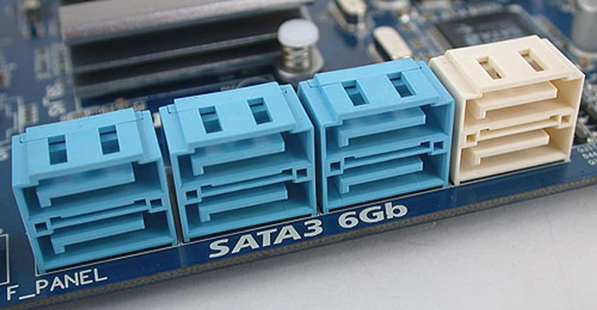 There are eight SATA ports onboard, with six (in blue) SATA 6Gbit/s variants. The ones in white are provided by Gigabyte's SATA2 chip.