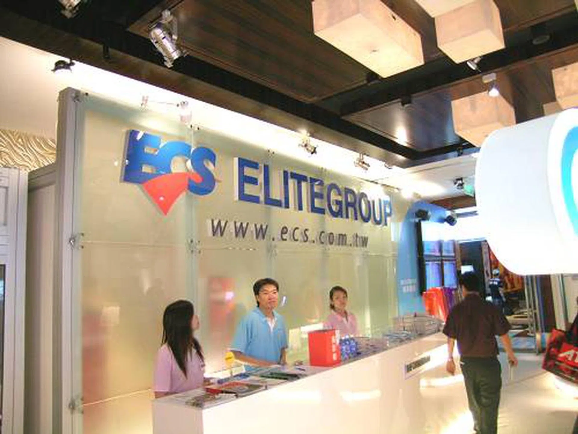 ECS had their showroom at the New York New York conference hall on the 7th floor.
