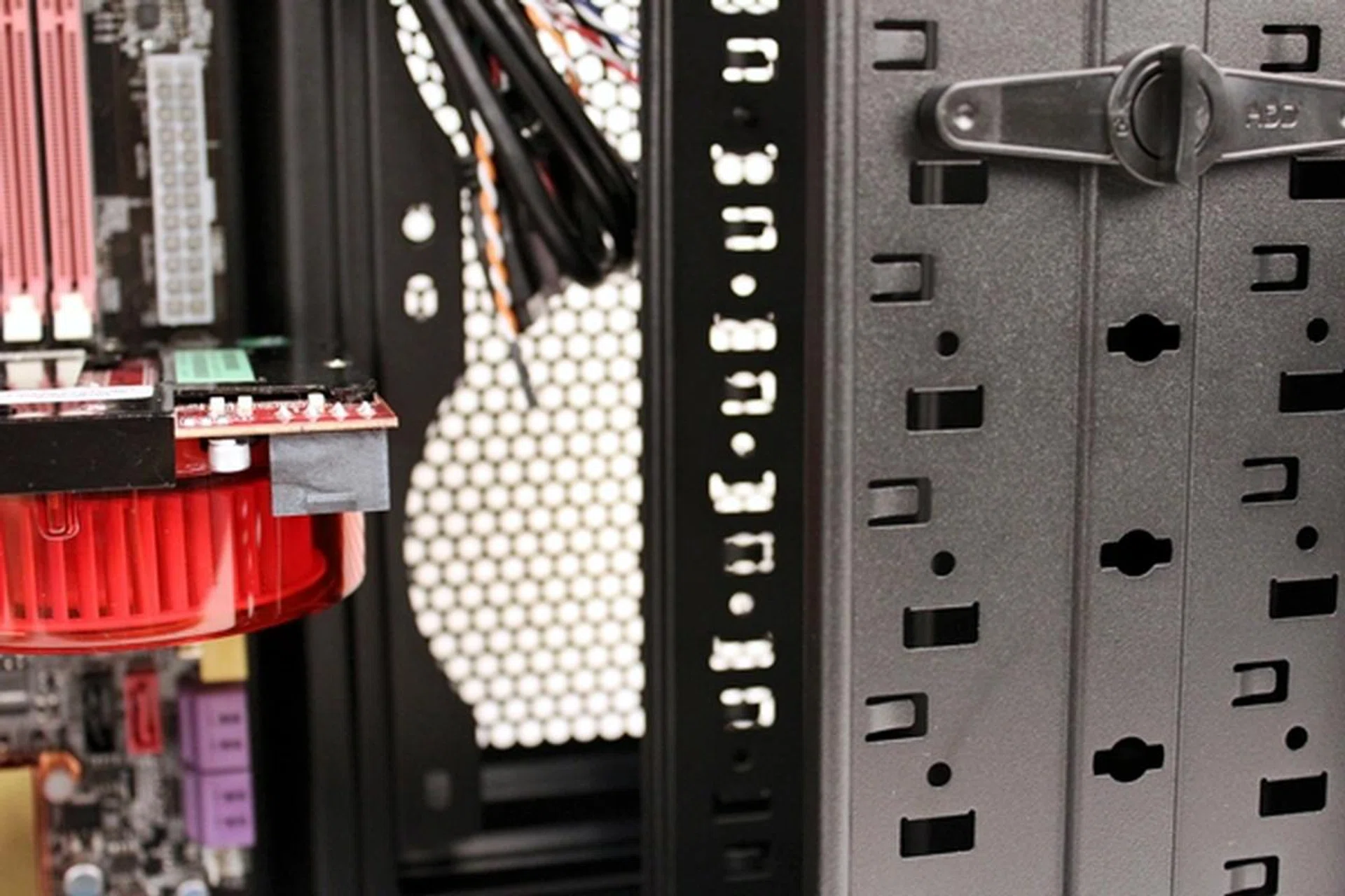 Initially, we were worried about the lack of removable drive bay options as this meant that high-end graphics cards may not fit into the CM Force 500. However, the chassis was able to accommodate our card with a lot clearance between it and the drive bay vertical structure.