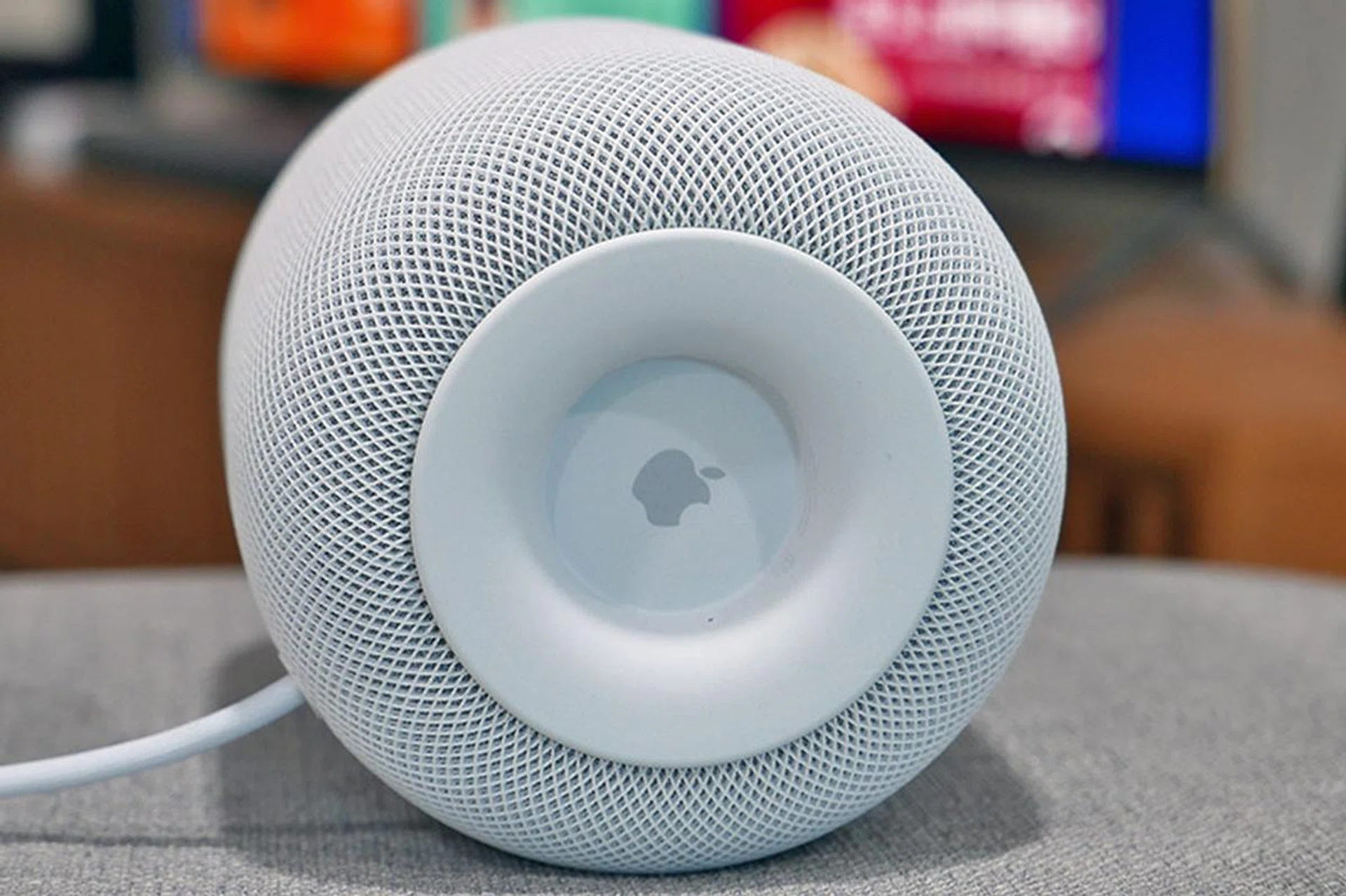 The silicone base feels smooth and ordinary. Who knows oils can diffuse between it and the table surface and leave marks?