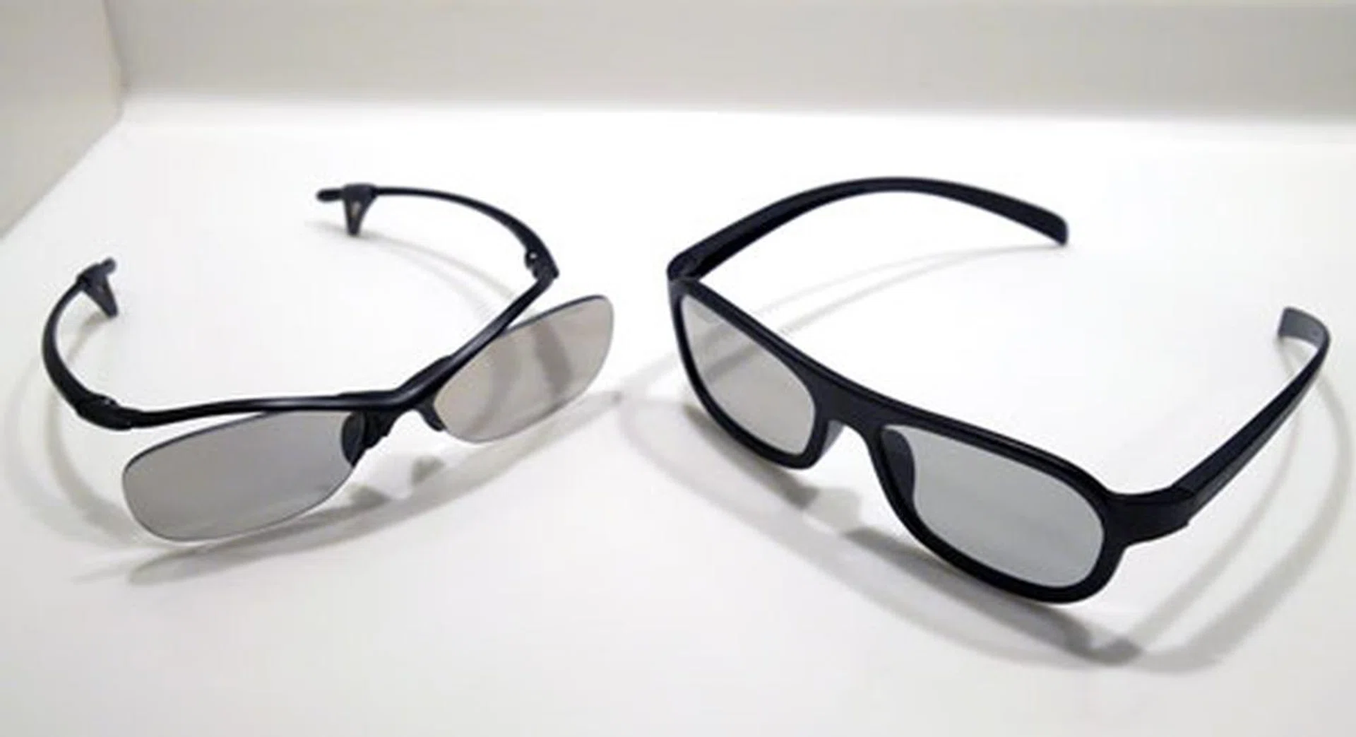 Two pairs of polarized BKM-30G 3D glasses (left) will be bundled together with the X9000. Sony is also throwing in two extra pairs, but less stylish glasses as depicted on the right. 
