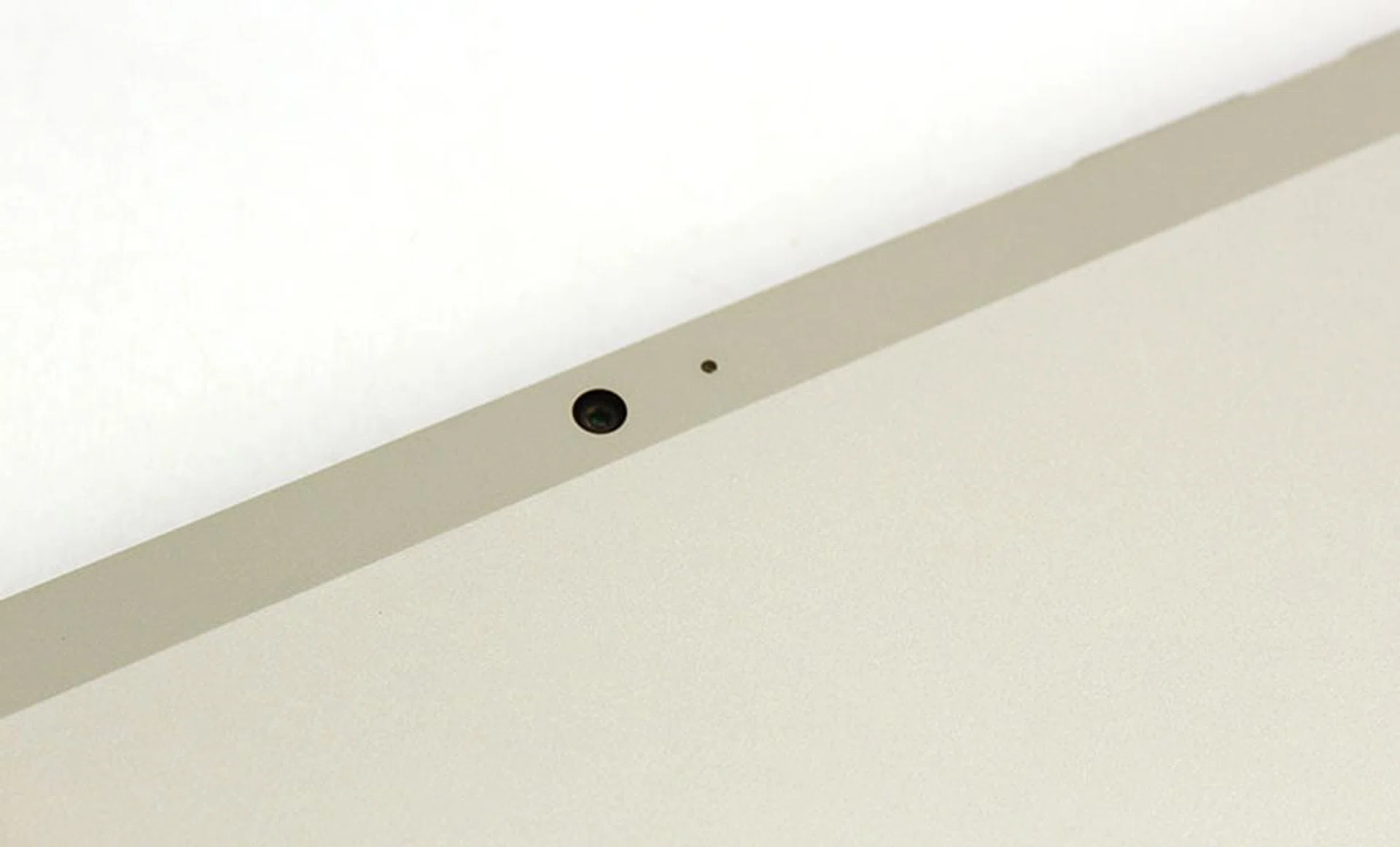 The rear shooter on the Surface 3 has been beefed up to an 8MP camera that is capable of auto focus. 