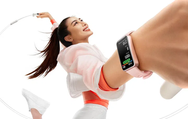 Huawei Band 9 in Charm Pink.